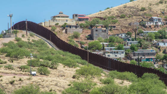 borderwall1.jpg